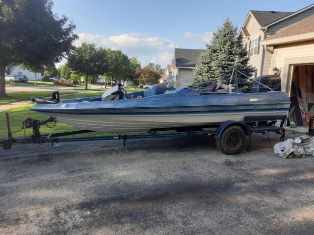 1988 Bayliner 18ft Boat --