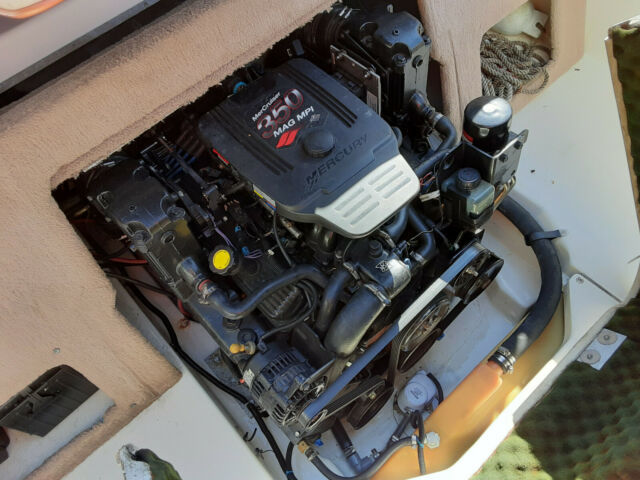 1997 Sea Ray 230 Signature Cuddy Cabin