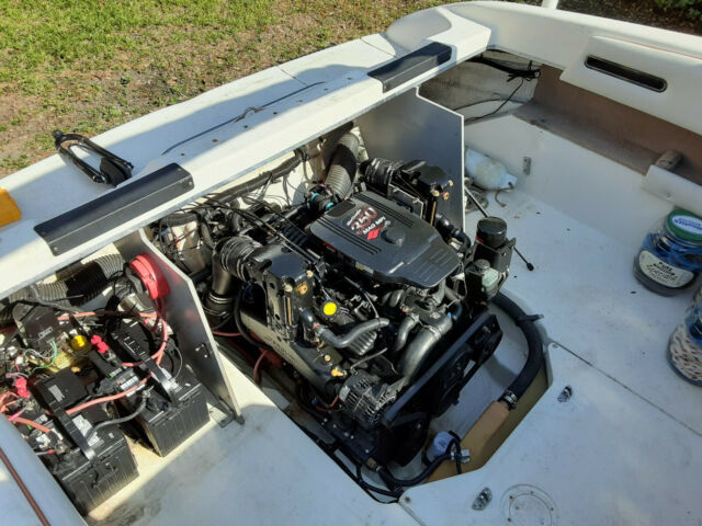 1997 Sea Ray 230 Signature Cuddy Cabin