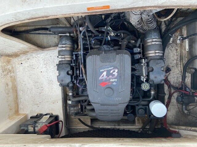 2003 Rinker 232 Captiva Bowrider