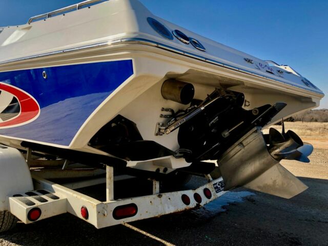 2005 Fountain 27 Fever Cuddy cabin