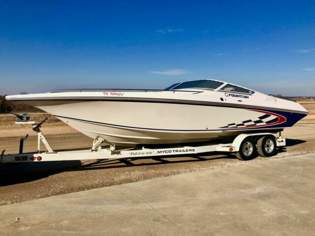 2005 Fountain 27 Fever Cuddy cabin