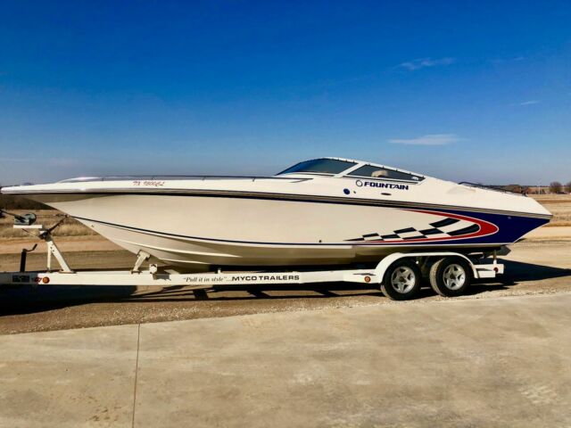 2005 Fountain 27 Fever Cuddy cabin