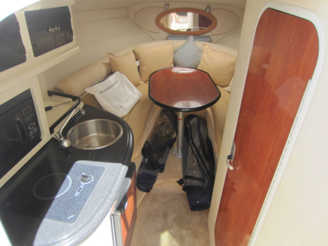 2006 Monterey 250 Sport Cruiser cuddi cabin