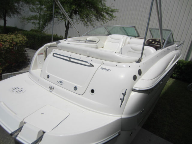 2006 Monterey 250 Sport Cruiser cuddi cabin