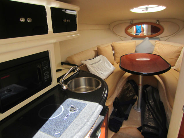 2006 Monterey 250 Sport Cruiser cuddi cabin
