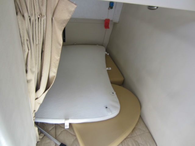 2006 Monterey 250 Sport Cruiser cuddi cabin