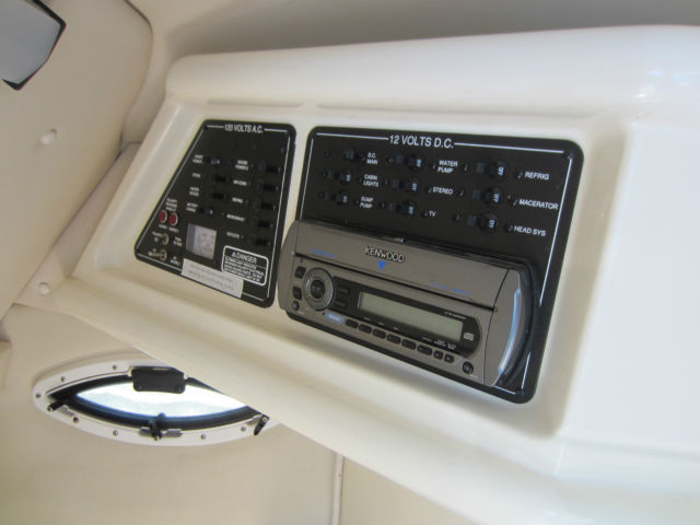 2006 Monterey 250 Sport Cruiser cuddi cabin