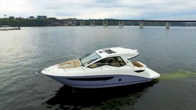 2017 Sea Ray 350 Sundancer Couple Cruiser