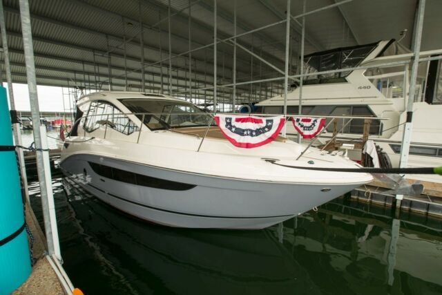 2017 Sea Ray 350 Sundancer Couple Cruiser