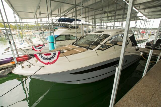 2017 Sea Ray 350 Sundancer Couple Cruiser