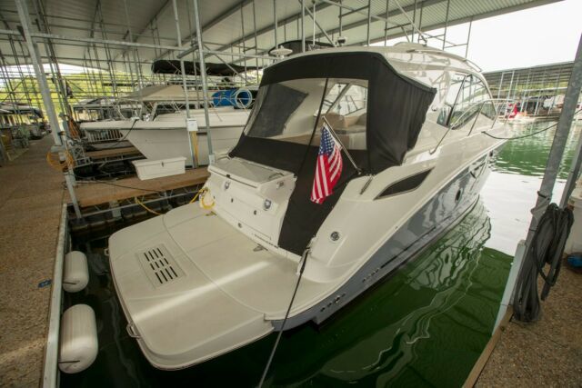 2017 Sea Ray 350 Sundancer Couple Cruiser