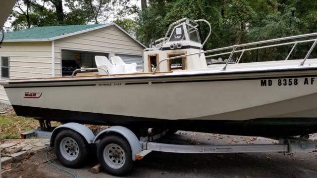 1980 Boston Whaler Outrage v22 Center Console