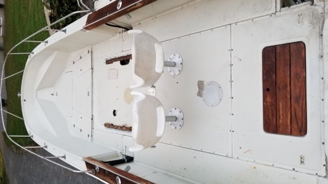 1980 Boston Whaler Outrage v22 Center Console