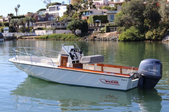 1986 Boston Whaler Outrage 18 Center Console