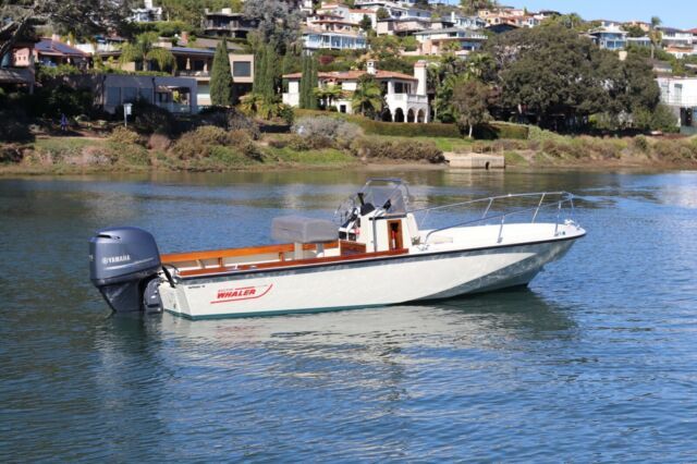 1986 Boston Whaler Outrage 18 Center Console