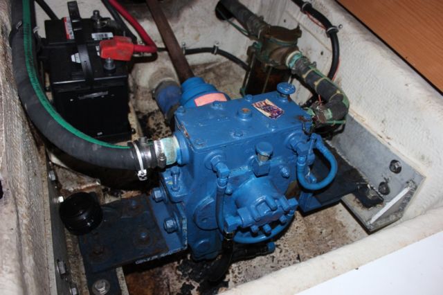 2001 Regal Commodore 3260 Cruiser