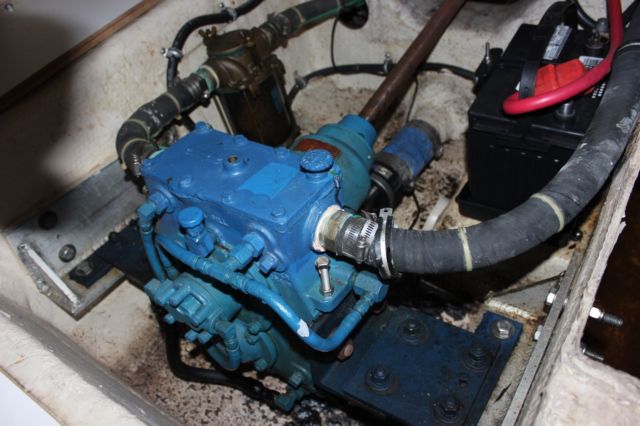 2001 Regal Commodore 3260 Cruiser